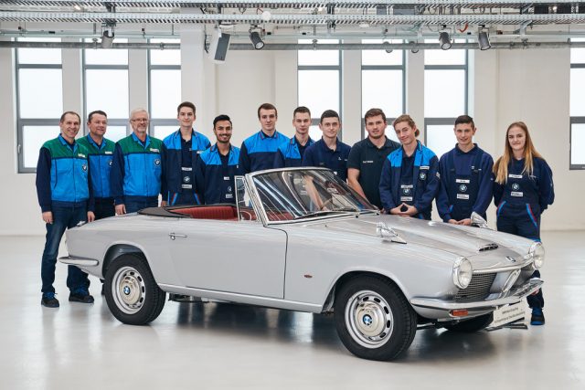 Auszubildende aus dem Werk Dingolfing haben den letzten erhaltenen Prototyp des BMW 1600 GT Cabriolet von 1967 restauriert. Foto: Auto-Medienportal.Net/BMW