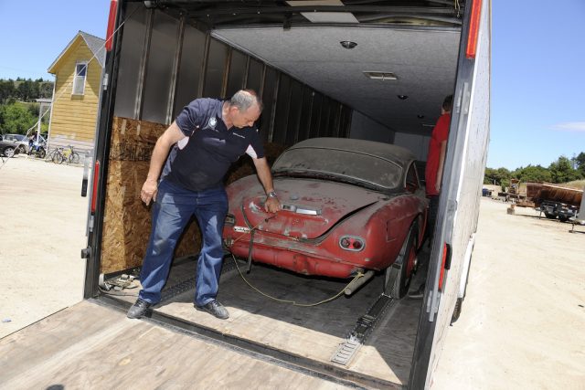 BMW 507: Übergabe an Jack Castor`s Garage im Jahr 2014. Foto: BMW