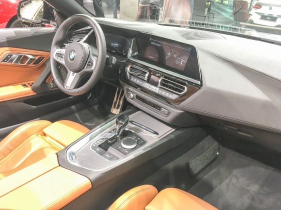 Wenn man im neuen Z4 Platz nimmt wird man BMW-typisch verwöhnt. Kantig, unverspielt und kühl ist alles sehr ergonomisch auf den Fahrer oder die Fahrerin ausgerichtet. Foto: © Mario Kranabetter 2019