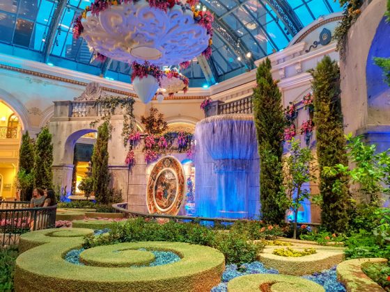 In der Lobby des Hotel Bellagio ist ein riesiger botanischer Garten mit Wasserspielen und tausenden Blumen. Es riecht wie im Blumengeschäft.