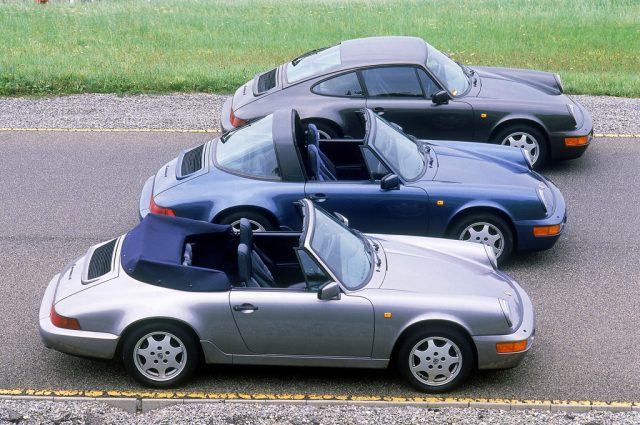 Porsche 911 Carrera 4 3,6 Cabriolet (vorn), 911 Carrera 4 3,6 Targa und 911 Carrera 4 3,5 Coupé, alle Jahrgang 1990. Foto: Auto-Medienportal.Net/Porsche