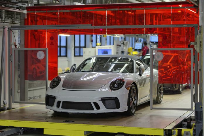 letzter Porsche 911, Typ 991, rollt vom Band. Foto: Auto-Medienportal.Net/Porsche